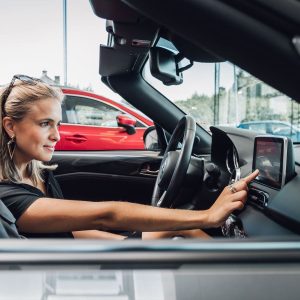 mujer conduciendo el mejor mazda descapotable